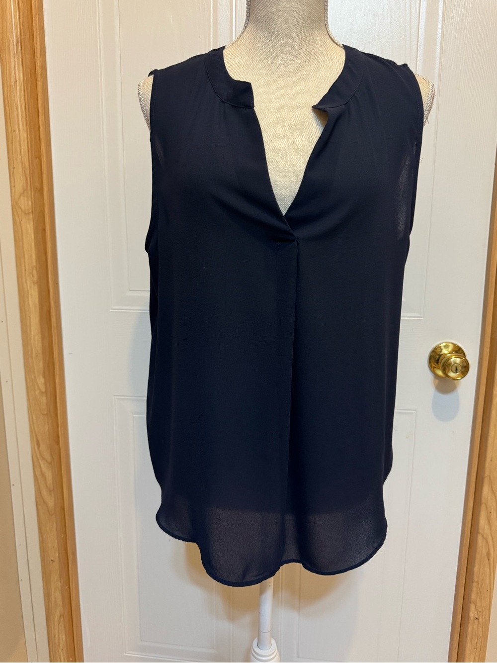Loft Sz L Sleeveless V-Neck Women's Top - Navy VGUC😊😊